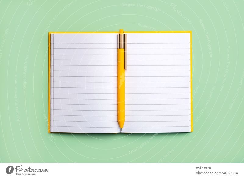 Offener Terminkalender mit Kopierfläche und gelbem Stift.Arbeitsbereich Schreibtisch Tagebuch Notizblock Schreibpapier Bleistift Attrappe Rahmen Gedächtnis