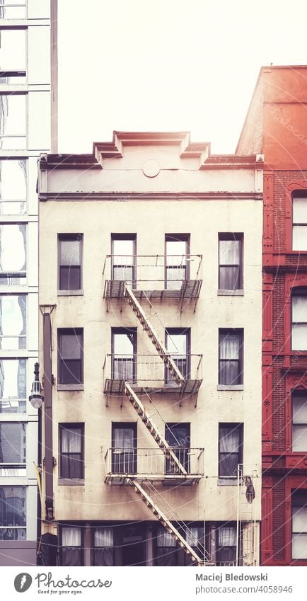 Mietshaus mit Feuerleiter in Manhattan, farbig getönt, New York City, USA. New York State Großstadt Feuertreppe Gebäude Haus altehrwürdig nyc retro Symbol