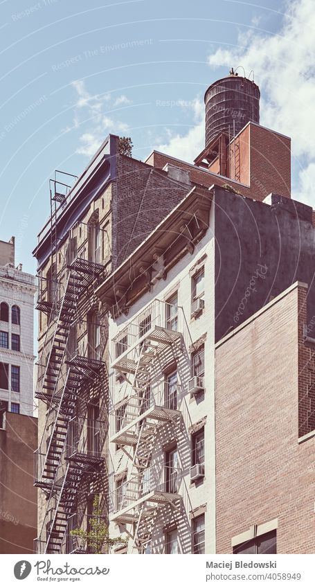 Mietshäuser mit Feuerleiter in Manhattan, farbig getönt, New York City, USA. New York State Großstadt Feuertreppe Gebäude Mietshaus Haus altehrwürdig nyc retro