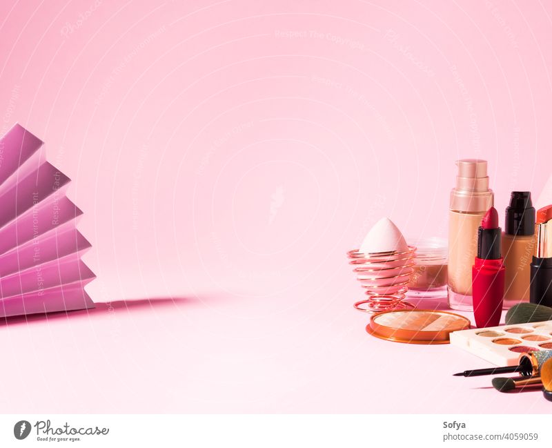Verschiedene Make-up Schönheit Kosmetik-Produkte auf rosa Lippenstift Valentinsgruß Hintergrund kaufen Fundament zusammenstellen Bürste Anzeige professionell