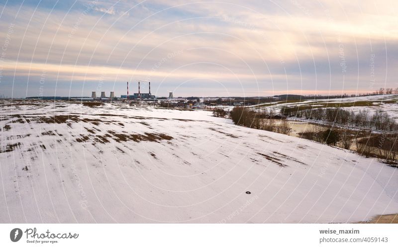Luftaufnahme eines Kraftwerks im Abendlicht. Städtische Industrielandschaft im Vorfrühling. Schneeschmelze, Jahreszeitenwechsel Fabrik Umwelt Pflanze