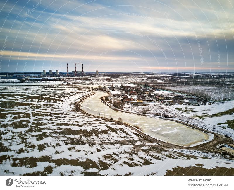 Schneeschmelze, Jahreszeitenwechsel. Gaskraftwerk in der Nähe der großen Stadt Minsk, Weißrussland. Industrie Fabrik Umwelt Pflanze Verschmutzung Antenne Kraft