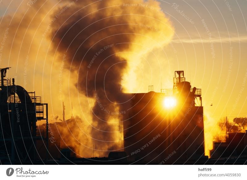 Sonnenaufgang, Sonnenuntergang mit Emissionen einer Industrieanlage Emmission CO2-Ausstoß Feinstaub Kohlendioxid Umweltverschmutzung Wasserdampf Chemieindustrie