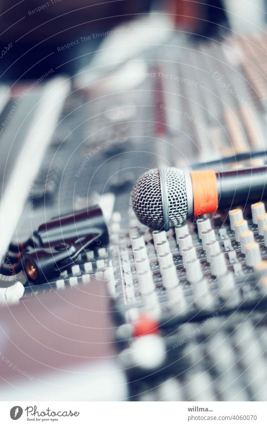 Warten auf den Einsatz - die Mischung machts Mikrofon Mischpult Veranstaltung Konzert Podcast Hörspiel Aufnahme Musik Unterhaltungsbranche Entertainment Technik