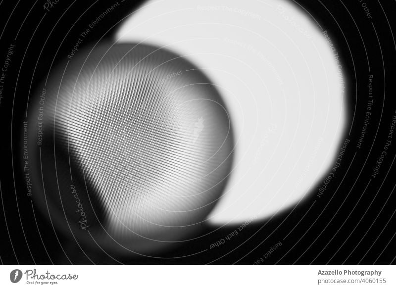 Abstraktes augenförmiges Objekt in Schwarz und Weiß. 3d abstrakt Hintergrund Strahl schwarz schwarzer Minimalismus blau Unschärfe verschwommen