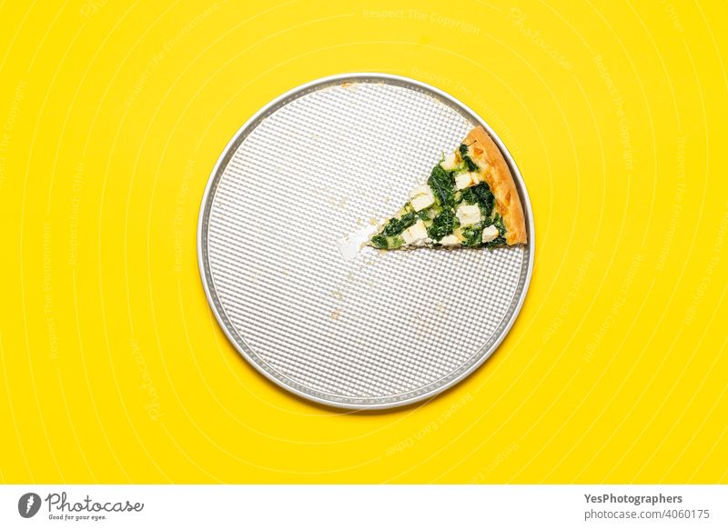 Scheibe vegetarische Pizza auf einem Tablett, Ansicht von oben auf einem gelben Hintergrund. obere Ansicht gebacken Tabelle Käse Kruste Küche ausschneiden