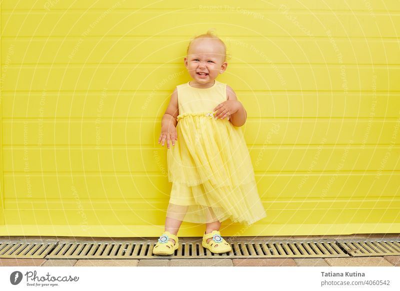 Adorable Kleines Mädchen lächelnd auf gelbem Hintergrund. Kind Spaß Kindheit niedlich Glück wenig Kleinkind heiter Lächeln Porträt Ausdruck bezaubernd jung