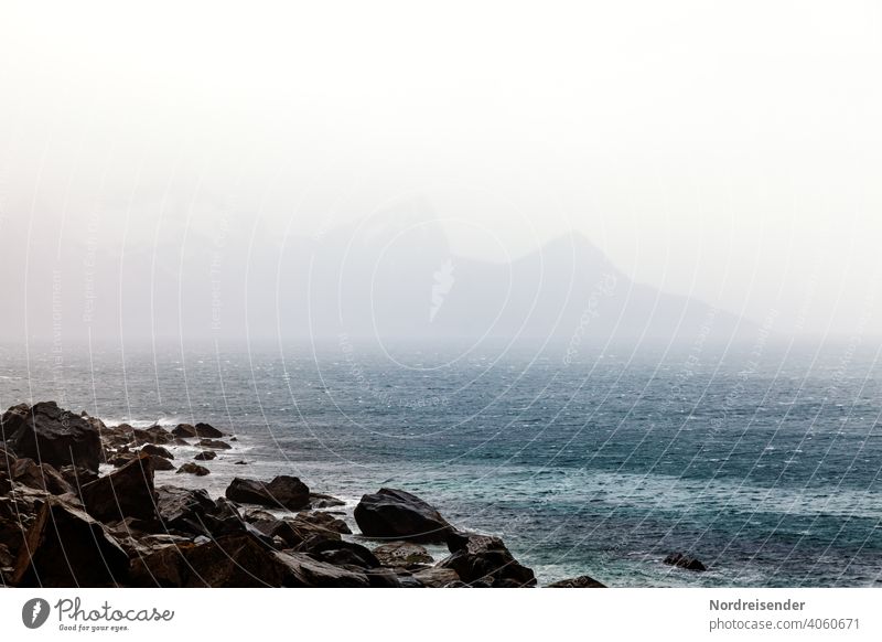 Regen und Nebel über der See auf den Lofoten lofoten meer küste regen wasser urlaub wellen nebel wind sturm felsen berge felsenküste gebirge ozean nordatlantik