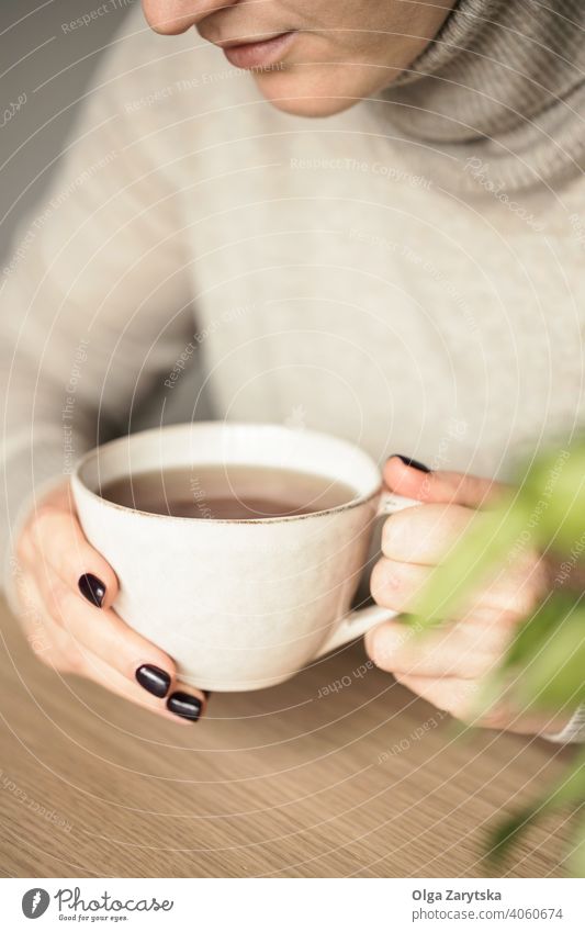 Frau hält eine Tasse Tee. Beteiligung sich[Akk] entspannen Hand gemütlich trinken abschließen Kaukasier Pause Lifestyle Mädchen Morgen Komfort Tag Erwachsener