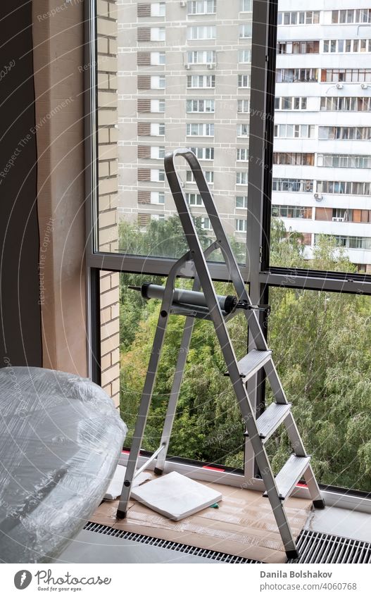 Stehleiter am Fenster mit entferntem Glas in der Wohnung Aluminium Appartement Gebäude bequem Konstruktion Element Gerät Anwesen Stock Rahmen heimwärts Haus