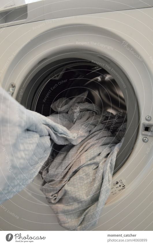Frischgewaschene Wäsche wird aus der Waschmaschine gezogen Wäscherei Waschtag Wäsche waschen Haushalt Frühjahrsputz Sauberkeit Bettwäsche Alltagsfotografie
