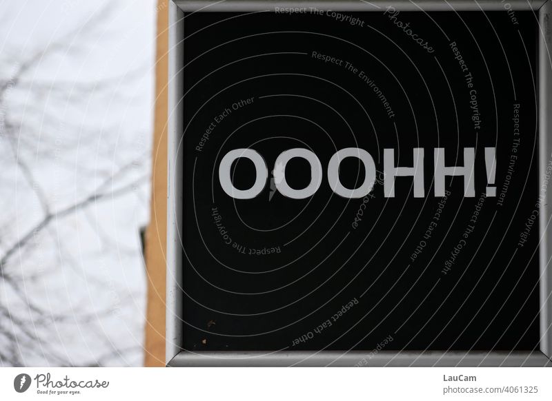 Schriftzug Ooohh mit Ausrufezeichen Schriftzug in schwarz und weiß schwarzweiß schwarzweiss in farbe Schild Lautmalerei ausrufungszeichen ausrufen staunen