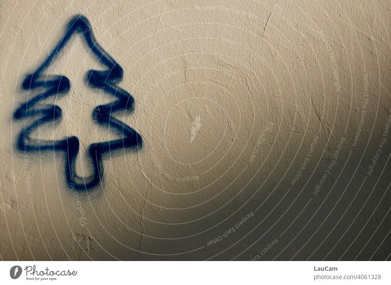 Blauer Tannenbaum als Graffiti auf heller Hauswand mit Schatten grafitti graphical abstrakt abstract Spray sprayen blau Weihnachten Weihnachtsbaum Natur Kunst