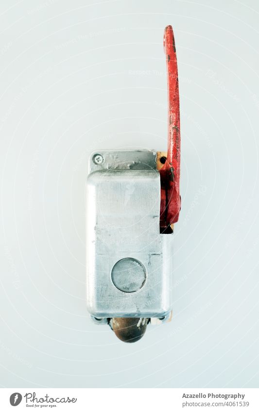 Vintage-Notbremse mit rotem Griff Alarm Antiquität Bremse übersichtlich Kultur Ausschnitt Gefahr Design Regie elektrisch Notfall Ausnahmezustand Gerät Europa