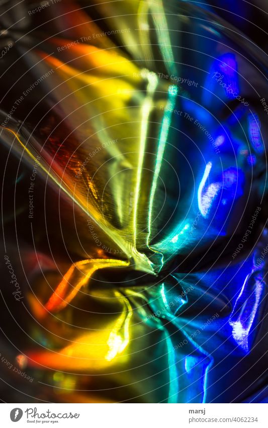 Farbcontest l Lichtbrechung im Knitterlook Lichterscheinung Reflexion & Spiegelung Kontrast Experiment abstrakt mehrfarbig verrückt Faltenwurf fantastisch