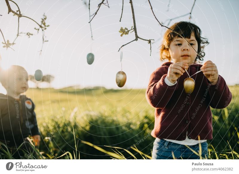 Bruder und Schwester spielen mit Ostereiern im Freien Geschwister Familie & Verwandtschaft Kind 2 1-3 Jahre Kaukasier Frühling Ostern Zusammensein Fröhlichkeit