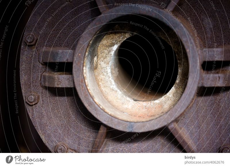 Stahlwerk, Zeche , offener Flansch einer alten  schamottierte Rohrleitung zum Transport von heißem Material in einer Zeche. Stahlgewinnung Industrie