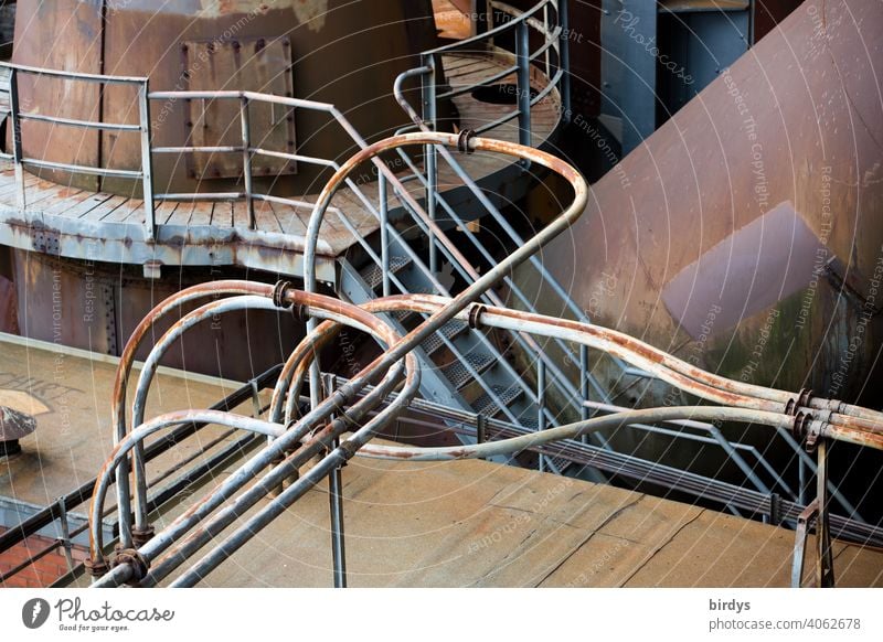 Stahlwerk, Zeche , alte  Rohrleitungen und Stahlkonstruktionen in einer Zeche. Stahlgewinnung Industrie Industriekultur Kokerei Industrieanlage verhüttung