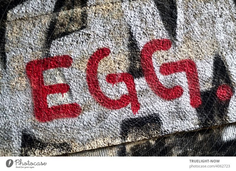 Ob der Künstler bei seinem Kunstwerk an Ostern gedacht hat, wissen wir nicht. Er hat die Zeichen EGG. jedenfalls in wirkungsvollem Rot auf ein Graffiti an einer Mauer platziert