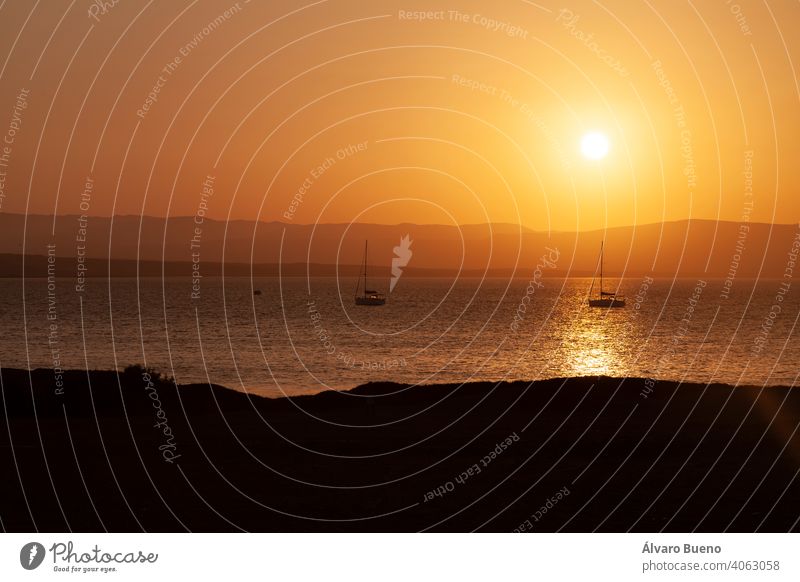 Landschaft bei Sonnenuntergang, Paracas-Bucht, Peru. Fotografie reisen Südamerika Silhouetten Berge Hügel MEER Boote Segel Mast verankert Wasser Wellen