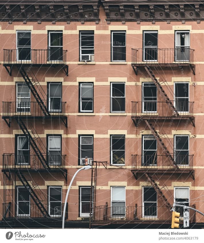 Altes Mietshausgebäude mit Feuerleitern, farbig getöntes Bild, New York City, USA. Gebäude New York State Großstadt Feuertreppe Haus nyc retro Symbol alt