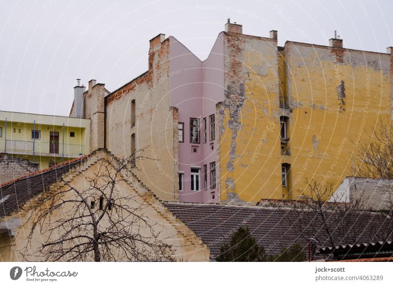 ein Vorort von Budapest am tristen Tag Fassade Strukturen & Formen Lichterscheinung Stil Gedeckte Farben Architektur Tristesse verwittert Zahn der Zeit Himmel