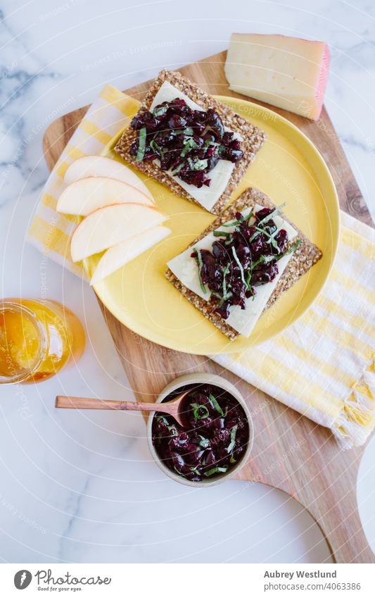 Sommer-Basilikum-Kirsch-Relish-Snack Mandeln Amuse-Gueule Vorspeisen Äpfel Sortiment Hintergrund Beeren Holzplatte Charcuterie Charcuterieplatte Käse Küchenchef