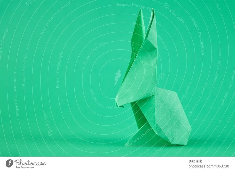 Papier Origami Esater Kaninchen auf einem grünen Hintergrund. Ostern Feier Konzept Hase Feiertag Tier Dekoration & Verzierung Frühling Glück niedlich Kunst