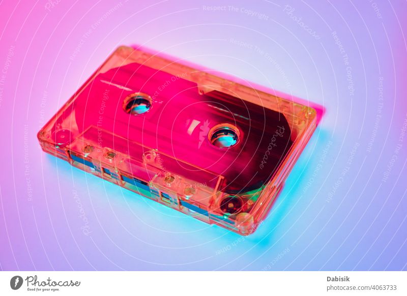 Retro-Kassettenband auf einem bunten Neon-Hintergrund Musik Klebeband Aufzeichnen alt stereo altehrwürdig retro Audio Klang Medien Stil 1980 Kopie mischen
