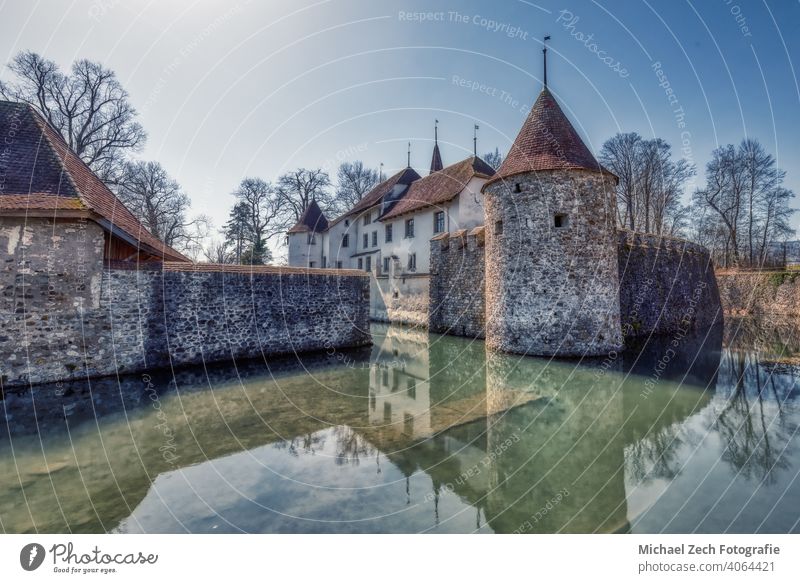 HDR-Aufnahme des berühmten Schlosses in Hallwyl in der Schweiz Ausflug hallwyl Burg oder Schloss historisch Architektur Gebäude Sehenswürdigkeit Festung