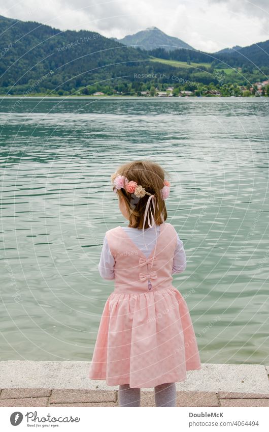 Ein Mädchen mit einem Blumenkranz steht am See und guckt in die Ferne Farbfoto Mensch verkleiden Kindheit Krone Fröhlichkeit Spaß haben Feste & Feiern 1 anonym