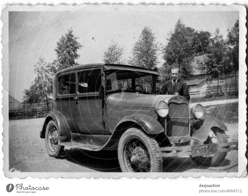 Ein stolzer Autobesitzer 1936 in Danzig, mit seinem schicken Flitzer. automobil PKW Fahrzeug alt Nostalgie Oldtimer Detailaufnahme altehrwürdig historisch