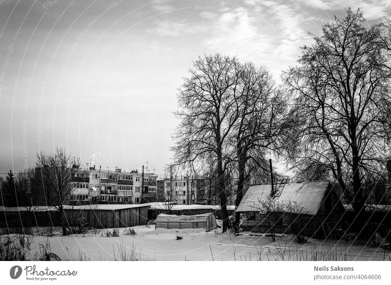 Landschaft mit Blockhäusern, Gewächshaus und alter Hütte im Winter Antenne Hintergrund schön Schönheit Gebäude Tag Ökologie Umwelt umgebungsbedingt Wald