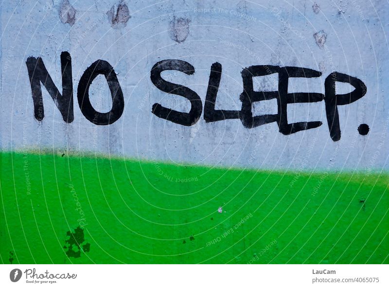 Schwarzer Schriftzug „No Sleep“ auf einem blau-grünen Hintergrund grünblau grün-blau schlafen Schlaf schlaflos Schlaflosigkeit schlafend wach Wachheit sleep
