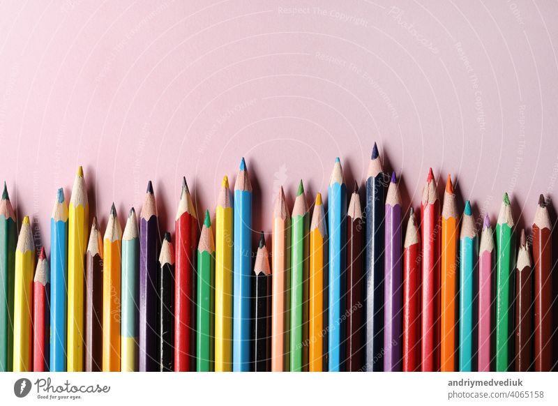Buntstifte Set, Reihe Holz Buntstifte isoliert auf rosa Hintergrund. Buntstifte zum Zeichnen. copy space. Farbe vereinzelt nach oben schließen Stifte stechend