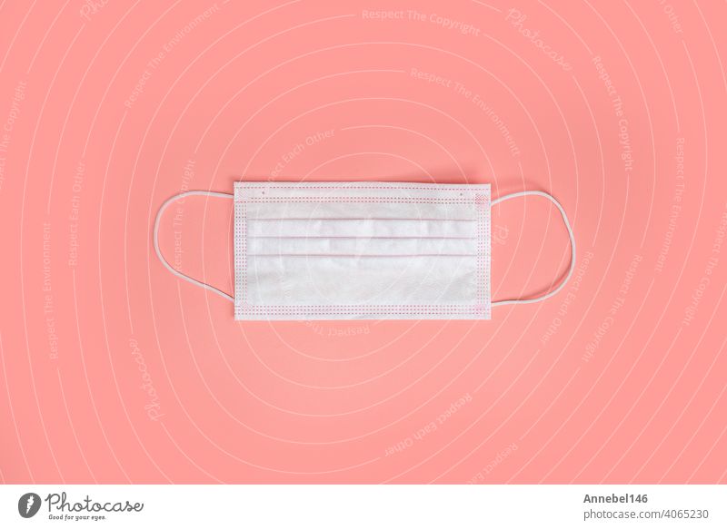 Medizinische Einweg-Schutzgesichtsmasken auf einem rosa Hintergrund. Das Konzept der Schutz der Gesundheit vor dem Virus. Kopierraum, Draufsicht. flat lay Coronavirus, covid-19, Geschäft, Gesundheit Konzept