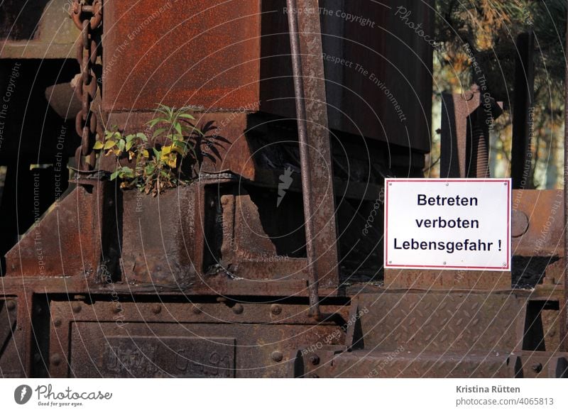 betreten verboten lebensgefahr - hinweis an alter lok lokomotive kleinlokomotive rostig verlassen stillgelegt ehemalig hüttenwerk stahlwerk schild warnung