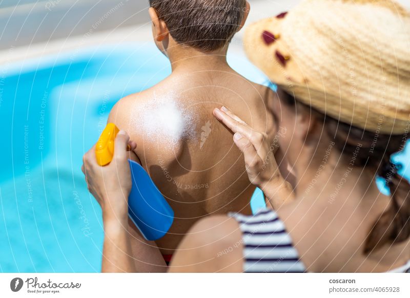 Mutter trägt an einem Sommertag Sonnenschutzmittel auf den Rücken ihres Sohnes auf bewerben anwendend Strand Krebs Kind Kindheit Sahne Creme Familie Frau Hand