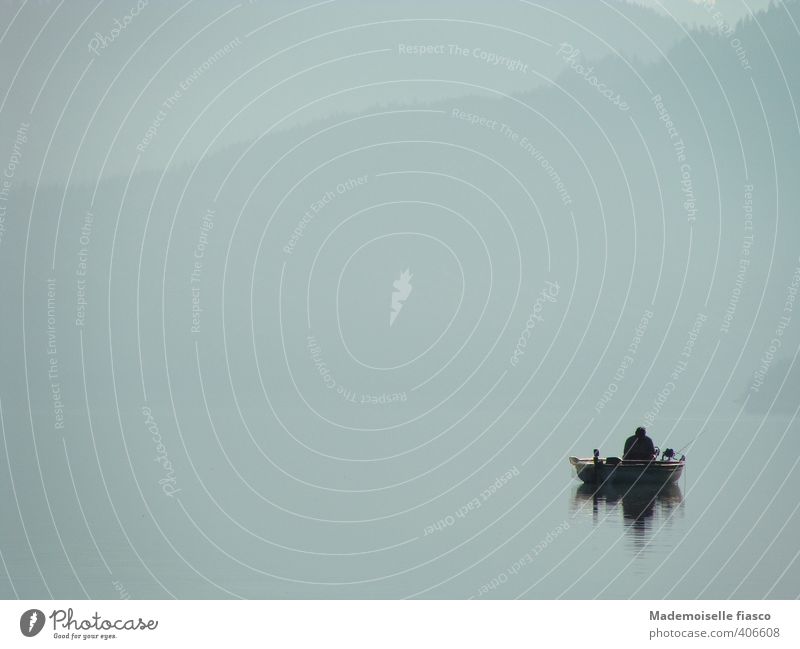 Angler im Boot auf dem See im Nebel Freizeit & Hobby Angeln 1 Mensch Wasser sitzen grau geduldig ruhig Pause Gedeckte Farben Außenaufnahme Textfreiraum links