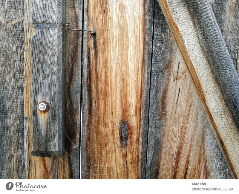 Unbehandeltes verwittertes Holz mit Schraube und Mutter eines Holzhaus im Bauernhausmuseum in Bielefeld Olderdissen im Teutoburger Wald in Ostwestfalen-Lippe