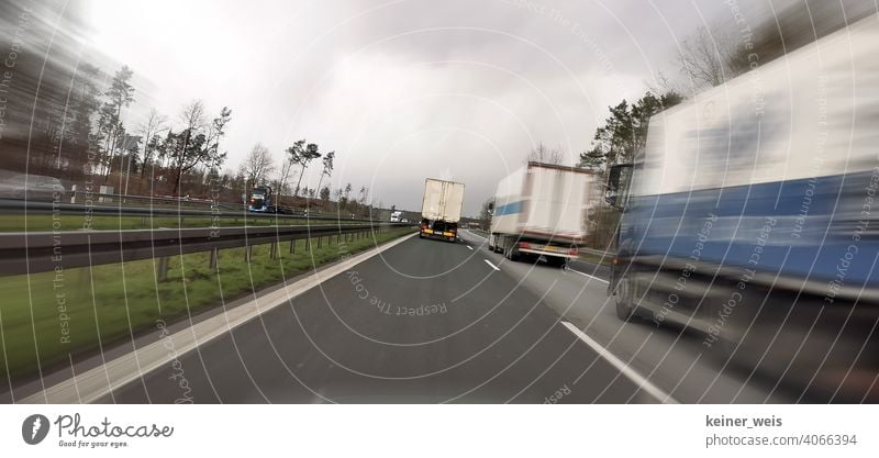 Lastwagen blockieren die Überholspur auf der zweispurigen Autobahn Verkehr Straßenverkehr Farbfoto Autofahren Verkehrswege Außenaufnahme Verkehrsmittel Fahrzeug