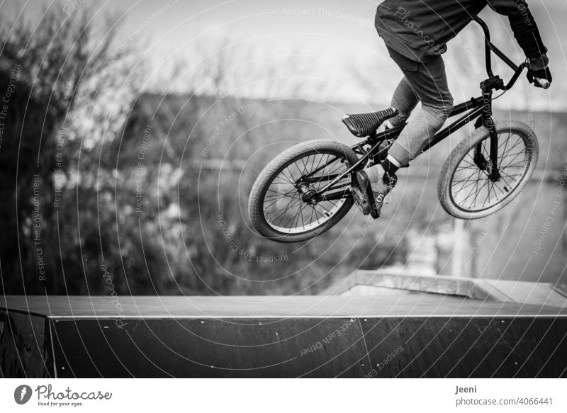 Jugendlicher springt mit dem BMX Fahrrad über eine Rampe Stunt springen hoch hinüber Sport Bewegung Extremsport Trick Aktion Lifestyle Stil Fahrradfahren