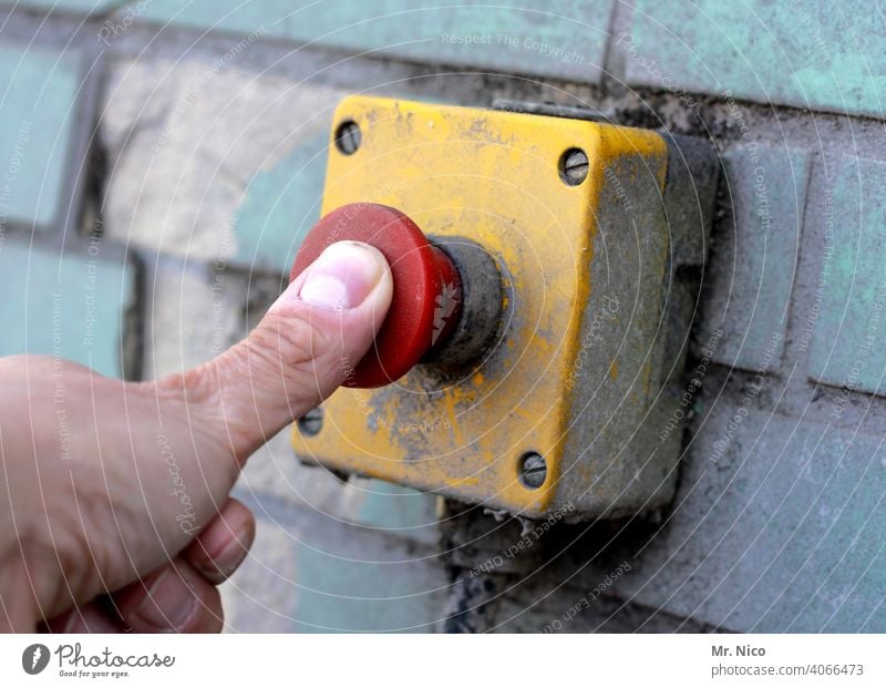 Notausschalter drücken Hand Finger betätigen Schalter aktivieren Technik & Technologie ausschalten Button buzzer Hauptschalter Sicherheit betätigungselement