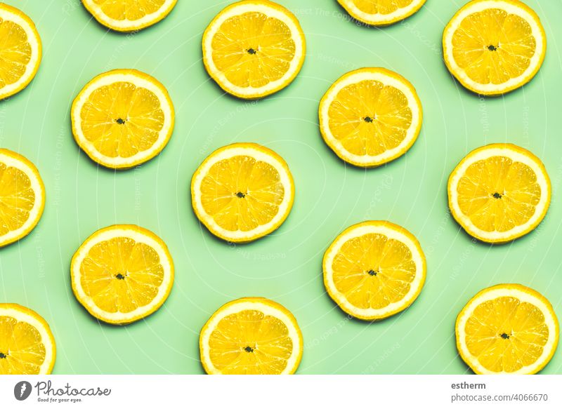 Draufsicht auf das kreative Muster aus Zitronenscheiben natürlich Frucht Zitrusfrüchte Lebensmittel Gesundheit frisch Sommer Hintergrund Scheibe gelb süß Textur