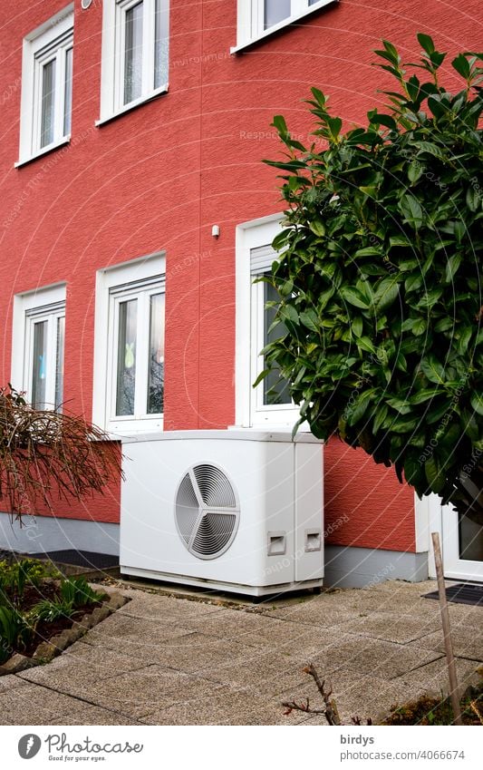 Luftwärmepumpe vor einem Reihenhaus. Moderne, umweltfreundliche Heiztechnik, Luftwasserwärmepumpe Heizung heizen Nachhaltigkeit Wohnhaus nachhaltig
