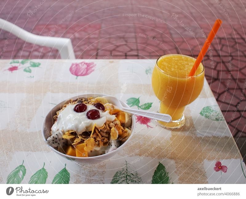 gesundes Frühstück mit Müsli frischen Früchten und frisch gepresstem Orangensaft Gesunde Ernährung Saft Frühstückstisch Vegetarische Ernährung Lebensmittel