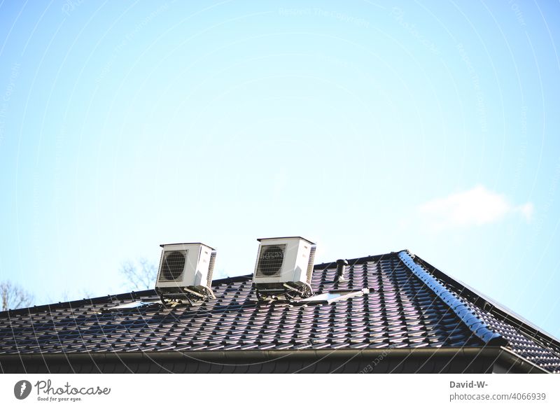 Luftwärmepumpen auf einem Dach - Moderne, umweltfreundliche Heiztechnik, Luftwasserwärmepumpe Energiegewinnung Energiewirtschaft nachhaltig innovativ ökologisch