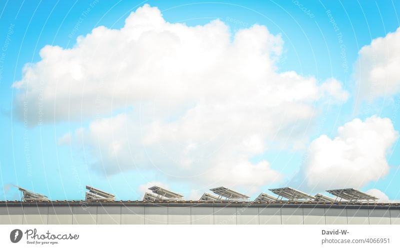 photovoltaikanlage - Solarmodule werden von der Sonne angestrahlt Erneuerbare Energie Photovoltaik Klima wärmequelle enegiesparen umweltbewusst