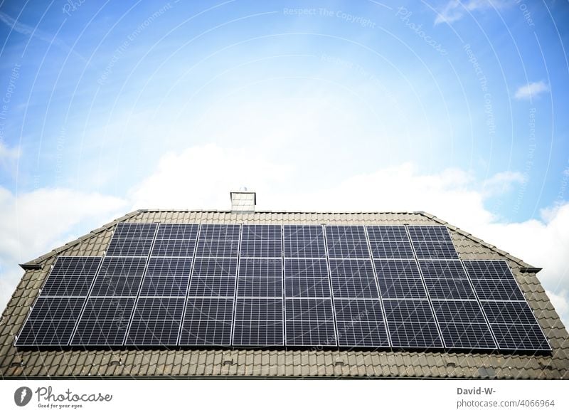 Solaranlage auf einem Hausdach Photovoltaik Klima wärmequelle enegiesparen umweltbewusst fotovoltaikanlage sonnenenergie Technologie Klimaschutz stromerzeuger