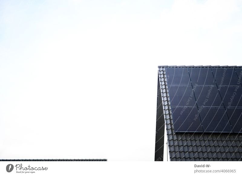 Moderne Photovoltaikanlage auf einem Dach eines Wohnhauses Solarenergie innovativ modern Solarmodul Klima Sonnenschein Umwelt Solarzellen Erneuerbare Energie